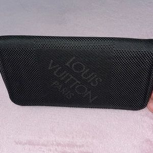 Authentic Louis Vuitton Damier Geant Portefeuille zipper wallet black canvas.